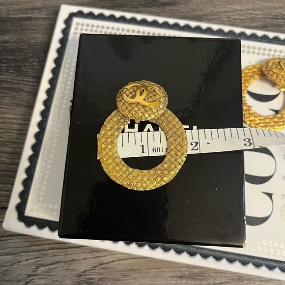 CHANEL Vintage Gold CC Logo Textured Hoop Clip On Earrings - Picture 6 of 10